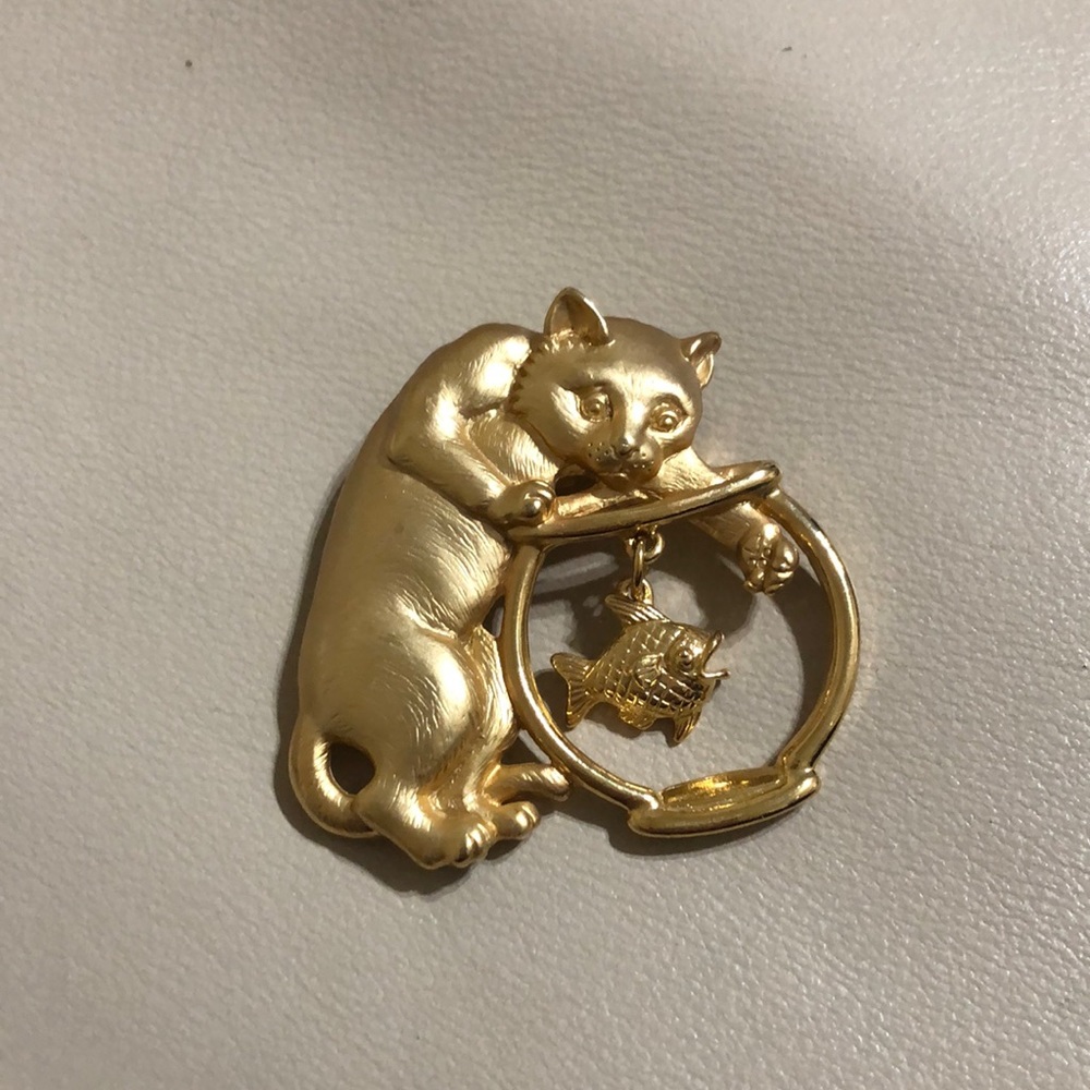 Vintage Signed JJ Jonette Gold Tone Playful Cat & Dangle Fishbowl Brooch Pin